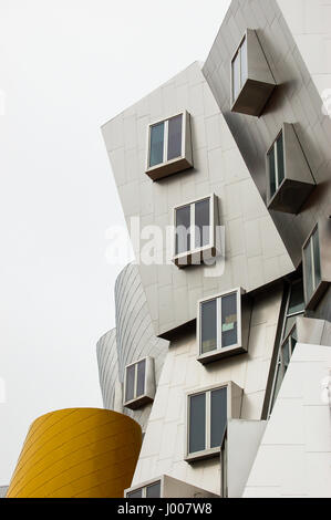 Boston, Massachusetts - le 25 juin 2006 : Frank Gehry conçu Ray et Maria Stata center building du Massachusetts Institute of Technology. Banque D'Images