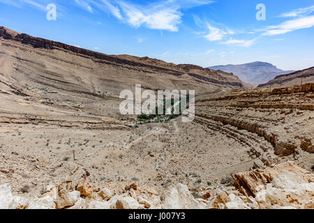 Vue panoramique de Wadi Bani Khalid, Sultanat d'Oman. Nous pouvons voir la piscine principale et de nombreux touristes allant et venant dans/du canyon. C'est l'un des Banque D'Images