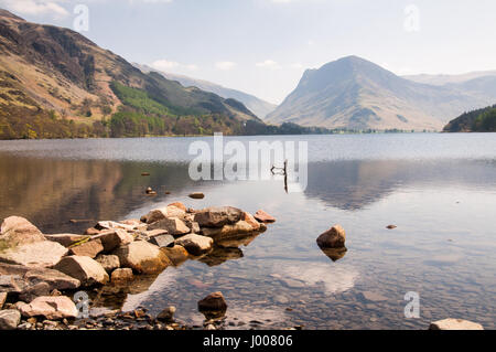 Les montagnes d'Fleetwith Pike et Giant Haystacks s'élever au-dessus du lac à Buttermere en Angleterre du Lake District. Banque D'Images