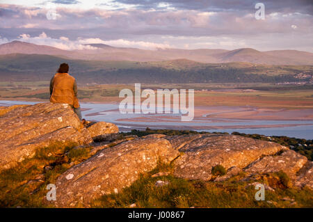 Le soleil se couche sur l'estuaire de la rivière Afon Dwyryd à Porthmadog dans le nord du Pays de Galles, vu de Moel-y-Gest Mountain dans le parc national de Snowdonia. Banque D'Images