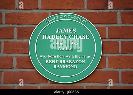 La société civique d'Ealing plaque vert marquant la naissance de l'auteur james hadley chase, né René brabazon raymond, à Ealing, à l'ouest de Londres, Angleterre Banque D'Images