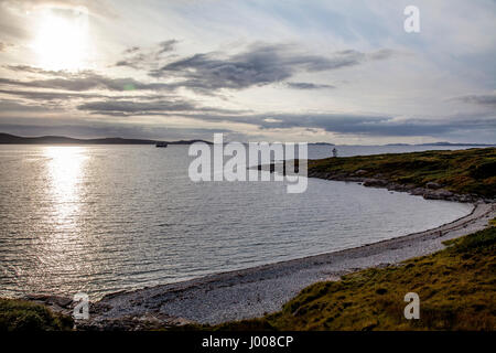 Rhue phare sur le Loch Broom Wester Ross, au nord de Ullapool, avec CalMac Ferry pour Stornoway Banque D'Images