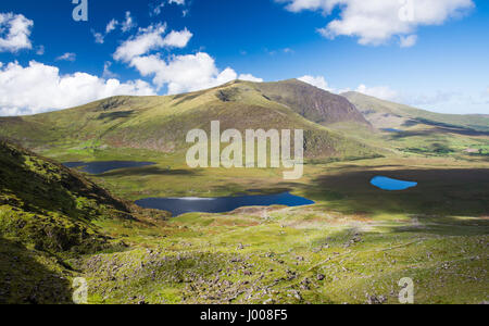 Brandon Mountain, la plus haute montagne sur la péninsule, Dignle est au-dessus une profonde vallée glaciaire et des lacs à l'ouest du comté de Conor Pass Banque D'Images