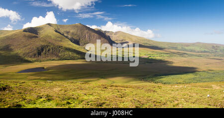 Des ombres de nuages passent au-dessus de la montagne de Brandon, l'un des plus hauts sommets, le comté de Kerry, péninsule de Dingle, vu de l'Conor Pass. Banque D'Images