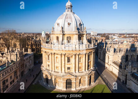 Oxford, Angleterre - le 16 décembre 2016 : soleil d'hiver éclaire la Radcliffe Camera emblématique de l'Université d'Oxford, vue de dessus). Banque D'Images