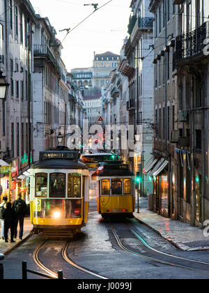 Lisbonne, Portugal - 15 mars 2016 : Les tramways historiques sur la Rua da Conceição dans le quartier de Baixa de Lisbonne. Banque D'Images