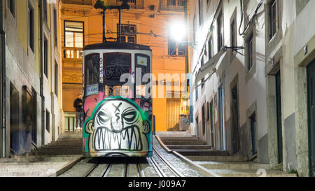 Le tramway funiculaire de Bica à Lisbonne, Portugal, couverts de graffitis après la saison d'hiver. Banque D'Images