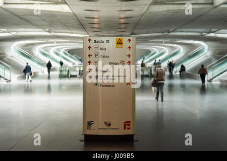 Lisbonne, Portugal - 17 mars 2016 : les passagers devant une directions signe dans un métro dans la structure en béton de Lisbonne Oriente Gare. Banque D'Images