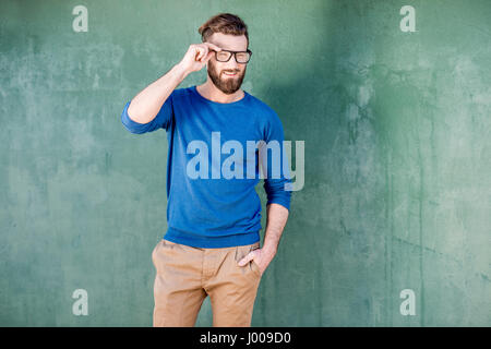 Portrait d'un homme sur le fond vert Banque D'Images