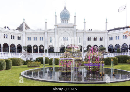 Décoration de Pâques avec les oeufs de la palais maure dans le jardin de Tivoli, Copenhague, Danemark - 6 Avril 2017 Banque D'Images