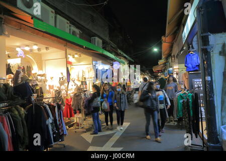 Personnes visitent Wu Fen Pu street marché vêtements à Taipei à Taiwan. Wu Fen Pu est mieux connu pour l'énorme marché de l'habillement en gros. Banque D'Images