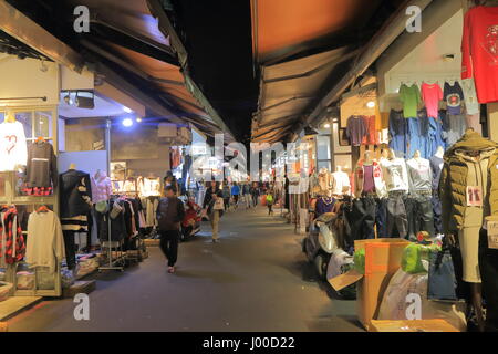 Personnes visitent Wu Fen Pu street marché vêtements à Taipei à Taiwan. Wu Fen Pu est mieux connu pour l'énorme marché de l'habillement en gros. Banque D'Images