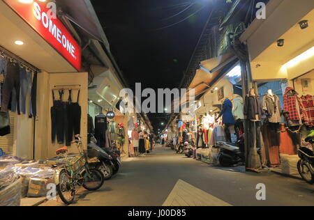 Personnes visitent Wu Fen Pu street marché vêtements à Taipei à Taiwan. Wu Fen Pu est mieux connu pour l'énorme marché de l'habillement en gros. Banque D'Images