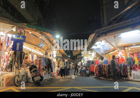 Personnes visitent Wu Fen Pu street marché vêtements à Taipei à Taiwan. Wu Fen Pu est mieux connu pour l'énorme marché de l'habillement en gros. Banque D'Images