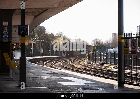 Le Merseyside (Royaume-Uni). 8 avril 2017. Une gare ferroviaire est déserte, comme membres de l'Union européenne EGI commencer des actions sur l'ensemble des trains Merseyrail, Merseyside Cheshire et Wirral, perturbant les plans de voyage pour des milliers de visiteurs à la grande course nationale à Liverpool, Aintree. La gare de Brighton est nouvelle photo © Paul Warburton Banque D'Images