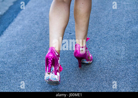 Santé Randox Grand National, Liverpool, Merseyside. 8 avril 2017. La mode pour à la santé Randox Grand National à Aintree hippodrome à Liverpool, Merseyside. Le plus célèbre événement dans le calendrier des courses de chevaux accueille des gens sur ce défilé très spécial de la plus belle femme de la mode. Des milliers de femmes séduisantes pour l'intermédiaire de l'entrée sur le seul et unique "Grand National". Jusqu'à 90 000 visiteurs sont attendus à la spectaculaire course de chasse National. Credit : Mediaworld Images/Alamy Live News Banque D'Images