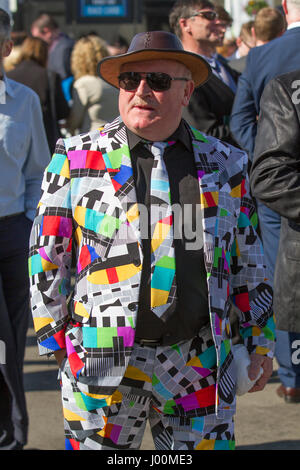 Santé Randox Grand National, Liverpool, Merseyside. 8 avril 2017. La mode pour à la santé Randox Grand National à Aintree hippodrome à Liverpool, Merseyside. Le plus célèbre événement dans le calendrier des courses de chevaux accueille des gens sur ce défilé très spécial de la plus belle femme de la mode. Des milliers de femmes séduisantes pour l'intermédiaire de l'entrée sur le seul et unique "Grand National". Jusqu'à 90 000 visiteurs sont attendus à la spectaculaire course de chasse National. Credit : Mediaworld Images/Alamy Live News Banque D'Images