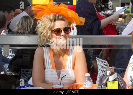 Santé Randox Grand National, Liverpool, Merseyside. 8 avril 2017. La mode pour à la santé Randox Grand National à Aintree hippodrome à Liverpool, Merseyside. Le plus célèbre événement dans le calendrier des courses de chevaux accueille des gens sur ce défilé très spécial de la plus belle femme de la mode. Des milliers de femmes séduisantes pour l'intermédiaire de l'entrée sur le seul et unique "Grand National". Jusqu'à 90 000 visiteurs sont attendus à la spectaculaire course de chasse National. Credit : Cernan Elias/Alamy Live News Banque D'Images