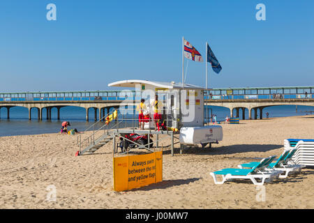 , Boscombe Bournemouth, Dorset, UK. 8Th apr 2017. Météo France : belle chaude journée ensoleillée comme visiteurs chef de la mer à profiter du soleil sur les plages de Bournemouth. Les sauveteurs RNLI sont de retour à patrouiller la plage quand la température augmente et que plus de visiteurs attendus Crédit : Carolyn Jenkins/Alamy Live News Banque D'Images