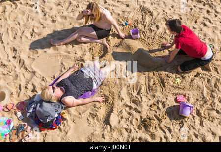 Bournemouth, Dorset, UK. 8Th apr 2017. Météo France : belle chaude journée ensoleillée comme visiteurs chef de la mer à profiter du soleil sur les plages de Bournemouth. En commençant à couvrir femme couchée sur la plage de sable. Credit : Carolyn Jenkins/Alamy Live News Banque D'Images