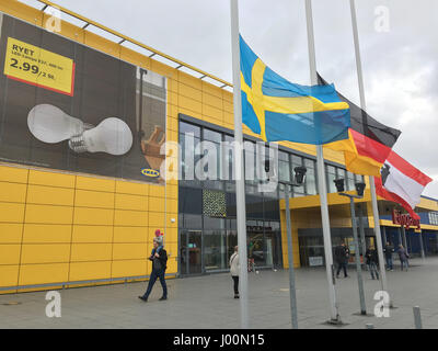 Beriln, Allemagne. Le 08 Avr, 2017. Les drapeaux de la Suède (L-R), l'Allemagne et Berlin sont en berne devant une succursale de détaillant de meubles suédois IKEA dans Beriln, Allemagne, 08 avril 2017. Quatre personnes ont été tuées, 15 autres ont été blessés lorsqu'un camion conduit jusqu'à une foule et un grand magasin situé sur une grande rue commerçante de Stockholm, Suède, le 07 avril 2017. Photo : Alexander Blum/dpa/Alamy Live News Banque D'Images