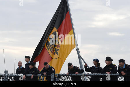 Wilhelmshaven, Allemagne. Le 08 Avr, 2017. Les membres de l'équipage sur le pont de la frégate de la marine allemande 'Sachsen' alors qu'il entre dans le port naval de Wilhelmshaven, Allemagne, 08 avril 2017. La frégate a été déployée à la mer dans le cadre d'une mission de l'OTAN pour quatre mois. Photo : Carmen Jaspersen/dpa/Alamy Live News Banque D'Images