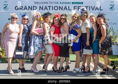 Vêtements de mode pour femmes Racegoers, vêtements de haute couture, stylés, geek chic et tendance, blouses pour femmes habillées, robes et fashionistas haute couture au Grand National de Santé de Randox, Liverpool, Merseyside. Avril 2017. Les modes à l'hippodrome d'Aintree l'événement le plus célèbre dans le calendrier des courses hippiques accueille les gens sur ce défilé très spécial des plus belles mode féminines. Des milliers de femmes glamour passent par les portes d'entrée de l'unique « Grand National ». Jusqu'à 90,000 visiteurs sont attendus à l'événement spectaculaire National Hunt Racing. Crédit : Cernan Elias/Alay Liv Banque D'Images