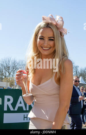 , Aintree Liverpool, Merseyside. 8 avril 2017. Le plus célèbre événement dans le calendrier des courses de chevaux se félicite de fashionistas racegoers & street style de personnes sur ce défilé très spécial de mesdames jour les plus beaux costumes & mode femme cher. Racegoers ont été invités instamment à la martre 'sup' pour rendre l'événement plus ambitieux comme "des milliers de femmes séduisantes dans fantaisie parures, les dames en costumes, robes florales, des chapeaux bandeaux & parures de mode haut de gamme, portant sur 'assister à couture Grand National jour que jusqu'à 90 000 visiteurs y la spectaculaire course de recherche nationale. Banque D'Images