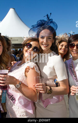 , Aintree Liverpool, Merseyside. 8 avril 2017. Le plus célèbre événement dans le calendrier des courses de chevaux se félicite de fashionistas racegoers & street style de personnes sur ce défilé très spécial de mesdames jour les plus beaux costumes & mode femme cher. Racegoers ont été invités instamment à la martre 'sup' pour rendre l'événement plus ambitieux comme "des milliers de femmes séduisantes dans fantaisie parures, les dames en costumes, robes florales, des chapeaux bandeaux & parures de mode haut de gamme, portant sur 'assister à couture Grand National jour que jusqu'à 90 000 visiteurs y la spectaculaire course de recherche nationale. Banque D'Images