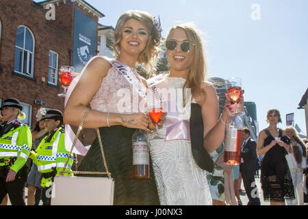 , Aintree Liverpool, Merseyside. 8 avril 2017. Le plus célèbre événement dans le calendrier des courses de chevaux se félicite de fashionistas racegoers & street style de personnes sur ce défilé très spécial de mesdames jour les plus beaux costumes & mode femme cher. Racegoers ont été invités instamment à la martre 'sup' pour rendre l'événement plus ambitieux comme "des milliers de femmes séduisantes dans fantaisie parures, les dames en costumes, robes florales, des chapeaux bandeaux & parures de mode haut de gamme, portant sur 'assister à couture Grand National jour que jusqu'à 90 000 visiteurs y la spectaculaire course de recherche nationale. Banque D'Images