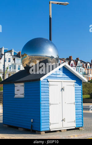 , Boscombe Bournemouth, Dorset, UK. 8Th apr 2017. Météo France : belle chaude journée ensoleillée comme visiteurs chef de la mer à profiter du soleil sur les plages de Bournemouth. Réflexions de Boscombe Pier et environs inversé comme par magie pour créer une vie tournée vers le droit sur sphère sur le dessus de cabane de plage. Credit : Carolyn Jenkins/Alamy Live News Banque D'Images