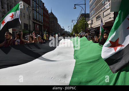 Oxford Street, Londres, Royaume-Uni. 8Th apr 2017. Les Syriens à Londres marche de protestation contre le régime Assad Crédit : Matthieu Chattle/Alamy Live News Banque D'Images