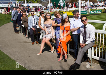 Vêtements de mode pour femmes Racegoers, vêtements de haute couture, stylés, geek chic et tendance, blouses pour femmes habillées, robes et fashionistas haute couture au Grand National de Santé de Randox, Liverpool, Merseyside. Avril 2017. Les fashions qui se trouvent à l'hippodrome d'Aintree à l'événement le plus célèbre du calendrier des courses hippiques accueillent les gens dans ce défilé très spécial des plus belles fashions féminines. Des milliers de femmes glamour passent par les portes d'entrée de l'unique « Grand National ». Jusqu'à 90,000 visiteurs sont attendus à l'événement spectaculaire National Hunt Racing. Crédit : Cernan Elias/Alay Banque D'Images