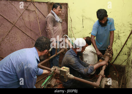 Dhaka, Bangladesh. 8Th apr 2017. Les représentants du Bangladesh débrancher l'alimentation en gaz d'une tannerie à Hazaribagh, à Dhaka, Bangladesh, le 8 avril 2017. Le ministère de l'environnement a mené un dur de couper l'électricité, gaz et eau pour les tanneries à Hazaribagh dans la capitale le samedi suivant un ordre de la Cour. Credit : Suvra Kanti Das/ZUMA/Alamy Fil Live News Banque D'Images