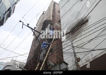 Dhaka, Bangladesh. 8Th apr 2017. Les représentants du Bangladesh débrancher la connexion d'alimentation d'une tannerie à Hazaribagh, à Dhaka, Bangladesh, le 8 avril 2017. Le ministère de l'environnement a mené un dur de couper l'électricité, gaz et eau pour les tanneries à Hazaribagh dans la capitale le samedi suivant un ordre de la Cour. Credit : Suvra Kanti Das/ZUMA/Alamy Fil Live News Banque D'Images