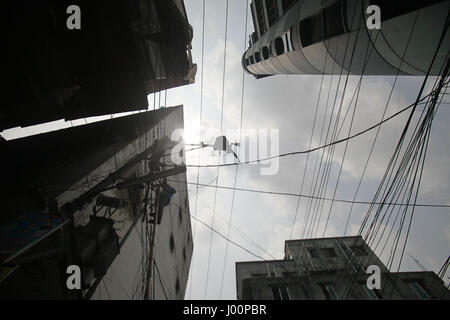 Dhaka, Bangladesh. 8Th apr 2017. Les représentants du Bangladesh débrancher la connexion d'alimentation d'une tannerie à Hazaribagh, à Dhaka, Bangladesh, le 8 avril 2017. Le ministère de l'environnement a mené un dur de couper l'électricité, gaz et eau pour les tanneries à Hazaribagh dans la capitale le samedi suivant un ordre de la Cour. Credit : Suvra Kanti Das/ZUMA/Alamy Fil Live News Banque D'Images