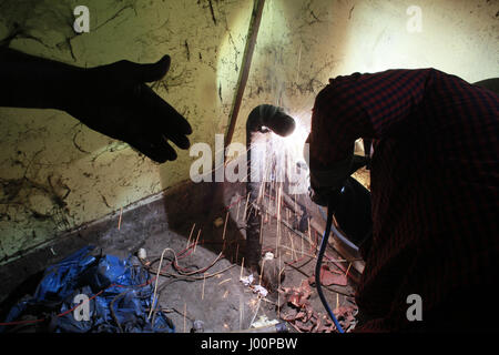 Dhaka, Bangladesh. 8Th apr 2017. Les représentants du Bangladesh débrancher l'alimentation en gaz d'une tannerie à Hazaribagh, à Dhaka, Bangladesh, le 8 avril 2017. Le ministère de l'environnement a mené un dur de couper l'électricité, gaz et eau pour les tanneries à Hazaribagh dans la capitale le samedi suivant un ordre de la Cour. Credit : Suvra Kanti Das/ZUMA/Alamy Fil Live News Banque D'Images