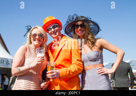 , Aintree Liverpool, Merseyside. 8 avril 2017. Le plus célèbre événement dans le calendrier des courses de chevaux se félicite de fashionistas racegoers & street style de personnes sur ce défilé très spécial de mesdames jour les plus beaux costumes & mode femme cher. Racegoers ont été invités instamment à la martre 'sup' pour rendre l'événement plus ambitieux comme "des milliers de femmes séduisantes dans fantaisie parures, les dames en costumes, robes florales, des chapeaux bandeaux & parures de mode haut de gamme, portant sur 'assister à couture Grand National jour que jusqu'à 90 000 visiteurs y la spectaculaire course de recherche nationale. Banque D'Images