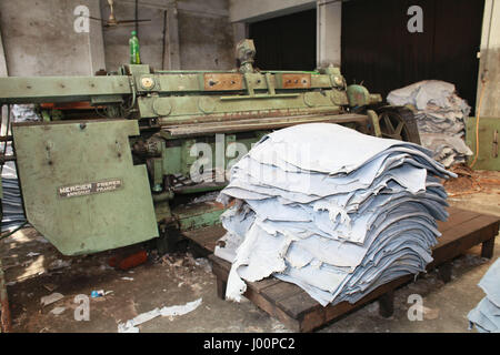 Dhaka, Bangladesh. 8Th apr 2017. Après la déconnexion du gaz naturel, de l'énergie et d'eau travaux à la tannerie dans la région a cessé de Hazaribagh, Dhaka, Bangladesh, le 8 avril 2017. Le ministère de l'environnement a mené un dur de couper l'électricité, gaz et eau pour les tanneries à Hazaribagh dans la capitale le samedi suivant un ordre de la Cour. Credit : Suvra Kanti Das/ZUMA/Alamy Fil Live News Banque D'Images