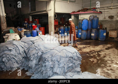 Dhaka, Bangladesh. 8Th apr 2017. Après la déconnexion du gaz naturel, de l'énergie et d'eau travaux à la tannerie dans la région a cessé de Hazaribagh, Dhaka, Bangladesh, le 8 avril 2017. Le ministère de l'environnement a mené un dur de couper l'électricité, gaz et eau pour les tanneries à Hazaribagh dans la capitale le samedi suivant un ordre de la Cour. Credit : Suvra Kanti Das/ZUMA/Alamy Fil Live News Banque D'Images