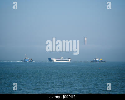 Cowes, île de Wight, au Royaume-Uni. 8Th apr 2017. La nouvelle chaîne 3,2 millions de pont flottant ferry no6 est remorqué sur le Solent en Cowes Harbour Harbour et amarré jusqu'à East Cowes en attente d'être situé dans les nouveaux quais adaptés à prendre les voitures et passagers-piétons partout entre l'Est et l'Ouest Cowes, en raison d'être prêt pour le service le mois prochain. Banque D'Images