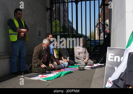 Londres, Angleterre, Royaume-Uni. 8Th apr 2017. Londres contre la guerre chimique en Syrie des centaines autour d'une république et de supports dans l'Assemblée Marble Arch et mars à Downing Street. par : Voir Li/Alamy Live News Banque D'Images