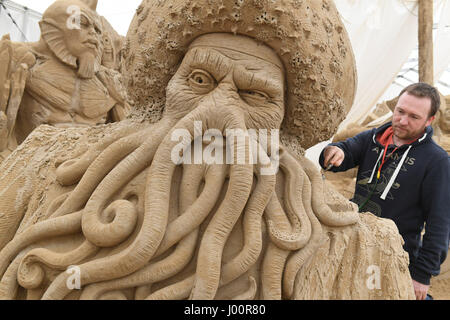 Nice, France. Le 08 Avr, 2017. Sculpteur Ivan Zverev de Russie travaille sur une sculpture de Davy Jones du film 'Pirates Des Caraïbes' lors de l'assemblée annuelle du festival de sculptures de sable sur l'île de Usedom à Ahlbeck, Allemagne, le 8 avril 2017. Cette année, le festival se concentre sur maritime Adventures" (en allemand : maritime Abenteuer'). Les plus importants au monde, exposition de sculptures de sable peut être vu jusqu'au 5 novembre 2017. Photo : Stefan Sauer/dpa-Zentralbild/dpa dpa : Crédit photo alliance/Alamy Live News Banque D'Images