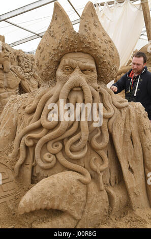 Nice, France. Le 08 Avr, 2017. Sculpteur Ivan Zverev de Russie travaille sur une sculpture de Davy Jones du film 'Pirates Des Caraïbes' lors de l'assemblée annuelle du festival de sculptures de sable sur l'île de Usedom à Ahlbeck, Allemagne, le 8 avril 2017. Cette année, le festival se concentre sur maritime Adventures" (en allemand : maritime Abenteuer'). Les plus importants au monde, exposition de sculptures de sable peut être vu jusqu'au 5 novembre 2017. Photo : Stefan Sauer/dpa-Zentralbild/dpa dpa : Crédit photo alliance/Alamy Live News Banque D'Images