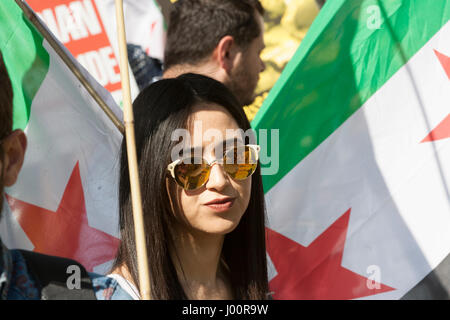 London UK. 8 avril, 2017. La solidarité des groupes de réfugiés syriens et mars à Downing Street avec le message "Pas d'attaques chimiques en Syrie et les réfugiés, les organismes de bienfaisance à travers Londres Mars pour appeler le gouvernement britannique faire plus pour protéger les victimes civiles à la suite de l'utilisation des armes chimiques à Khan Sheikhourn mardi dernier, le nord de la Syrie, qui a tué 72 personnes dont 20 enfants. Crédit : Steve Parkins/Alamy Live News Banque D'Images