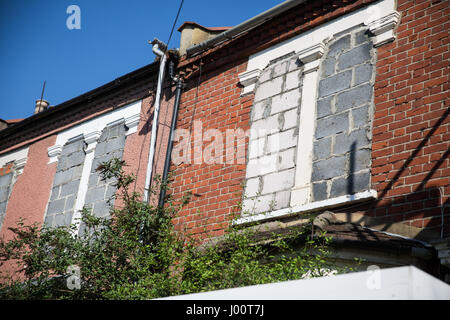 Londres, Royaume-Uni. 8Th apr 2017. L'acquisition de maisons autour il y a deux ans par le Conseil de Haringey dans le même bloc que le Latin Corner est resté vide depuis l'achat. Credit : Mark Kerrison/Alamy Live News Banque D'Images