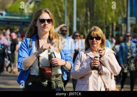 Londres, Royaume-Uni. 8Th apr 2017. Aux personnes bénéficiant d'une journée chaude et ensoleillée à l'extérieur de la Tate Modern que la température atteint 20 degrés celsius dans la capitale. Credit : Dinendra Haria/Alamy Live News Banque D'Images