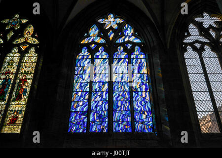 Hereford, Royaume-Uni. Le 08 Avr, 2017. Nouveau vitrail 'Ascension' par l'artiste John Maine a été dévoilée dans la Cathédrale de Hereford aujourd'hui. L'Ascension est l'une des plus importantes pièces d'art de la cathédrale dans le monde et marque la relation entre le régiment de Hereford et SAS. Credit : James Maggs/Alamy Live News Banque D'Images