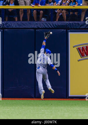 Tropicana Field. 07Th avr, 2017. Floride, USA-Toronto Blue Jays droit fielder Jose Bautista (19) ne peut pas l'attraper le voltigeur des Rays de Tampa Bay Corey Dickerson (10) lecteur dans la 6e manche dans le jeu entre les Blue Jays et les rayons au Tropicana Field. Del Mecum/CSM/Alamy Live News Banque D'Images