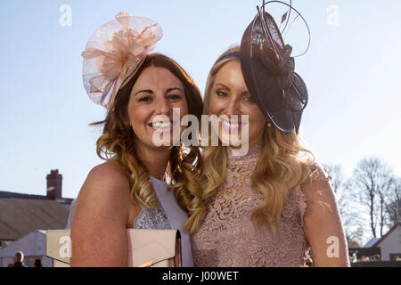 Santé Randox Grand National, Liverpool, Merseyside. 8 avril 2017. La mode pour à la santé Randox Grand National à Aintree hippodrome à Liverpool, Merseyside. Le plus célèbre événement dans le calendrier des courses de chevaux accueille des gens sur ce défilé très spécial de la plus belle femme de la mode. Des milliers de femmes séduisantes pour l'intermédiaire de l'entrée sur le seul et unique "Grand National". Jusqu'à 90 000 visiteurs sont attendus à la spectaculaire course de chasse National. Credit : Cernan Elias/Alamy Live News Banque D'Images